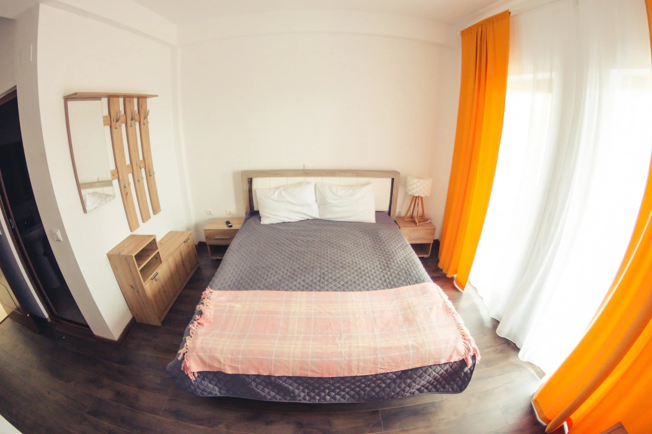 Cameră confortabilă cu pat dublu